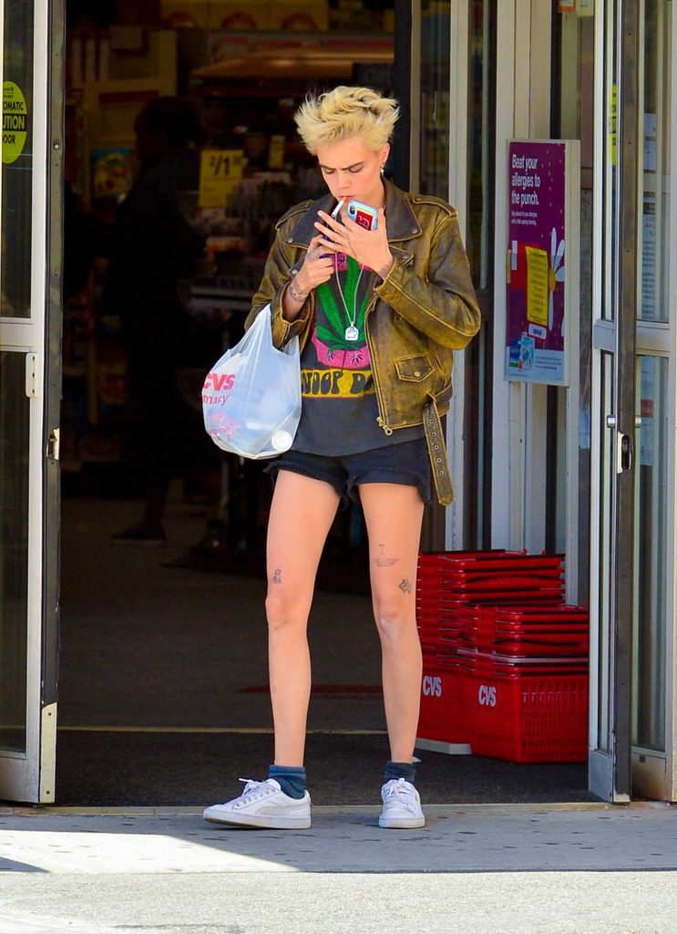 Cara Delevingne Stops for Smokes Out in New York City-2