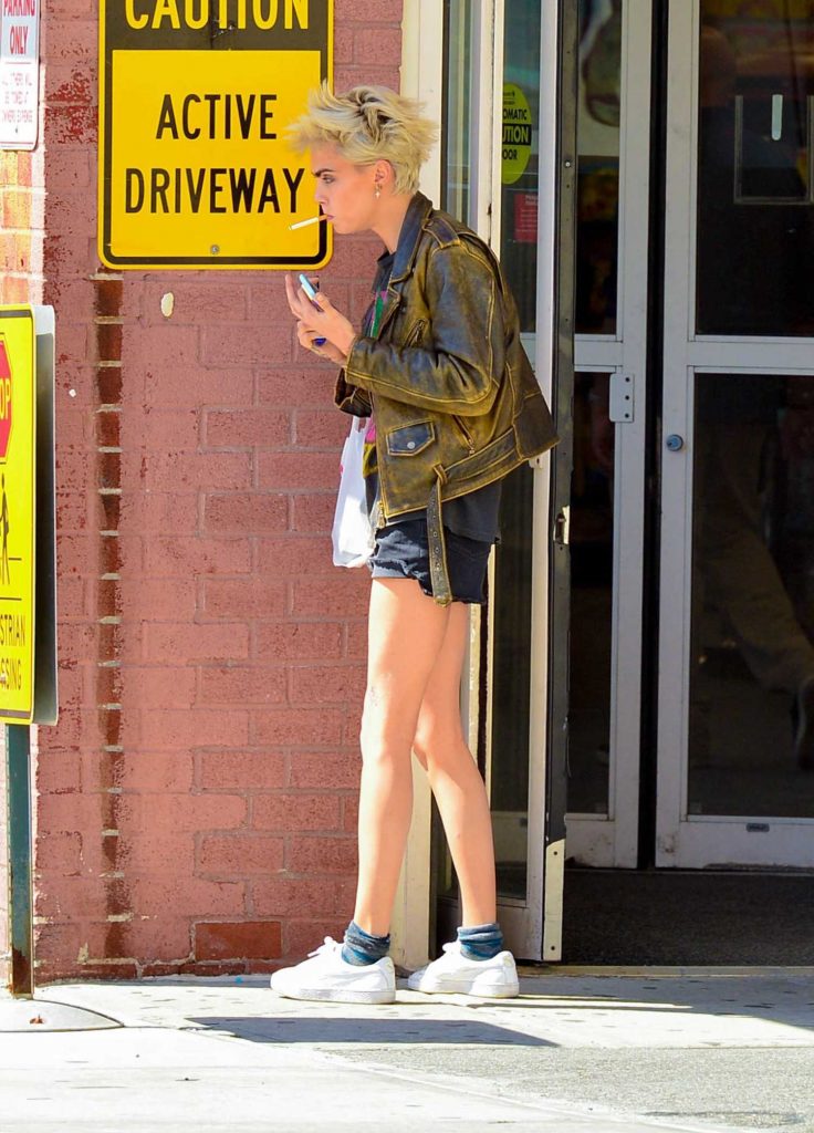 Cara Delevingne Stops for Smokes Out in New York City-4