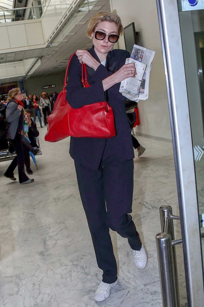 Elizabeth Debicki Arrives at Nice Cote d'Azur Airport in Nice-3