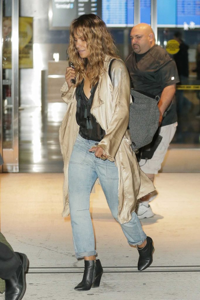 Halle Berry Was Spotted at JFK Airport in New York City-4