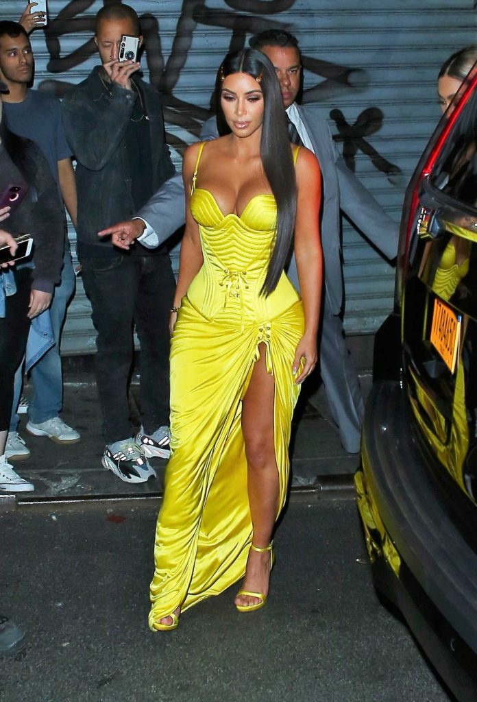 Kim Kardashian Steps Out for Dinner in Chinatown, NYC-1