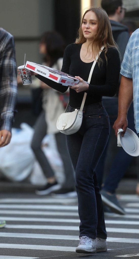 Lily Rose-Depp Was Seen Out in Soho with a Pizza Box in New York-2