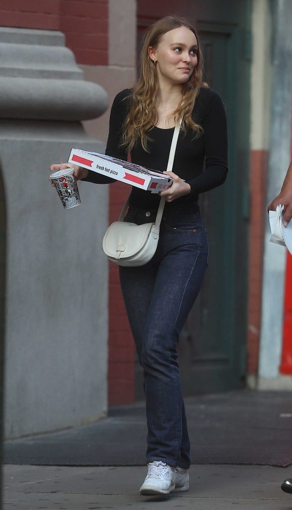 Lily Rose-Depp Was Seen Out in Soho with a Pizza Box in New York-3