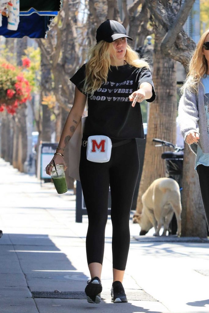 Miley Cyrus Goes Shopping With Her Mom in Studio City-3