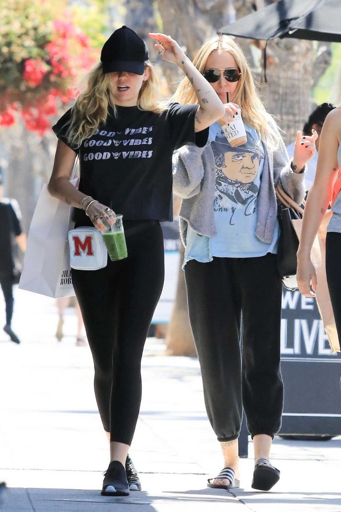 Miley Cyrus Goes Shopping With Her Mom in Studio City-4