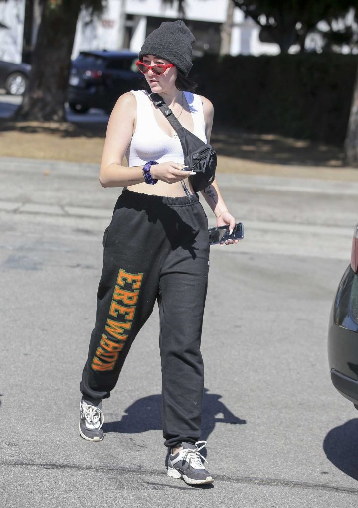 Noah Cyrus Was Seen Out in Los Angeles-2