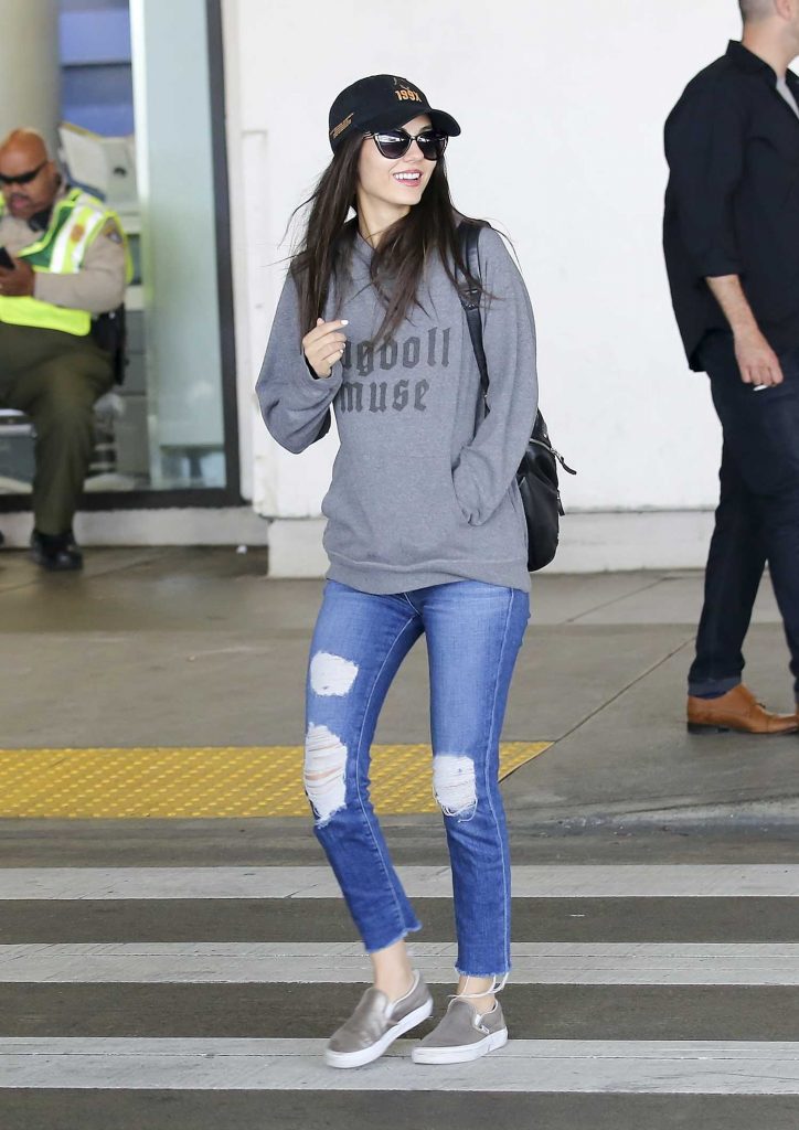 Victoria Justice Arrives from a Flight in Los Angeles-2