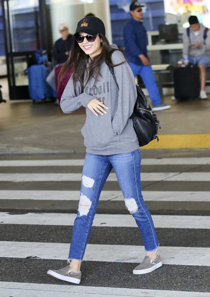 Victoria Justice Arrives from a Flight in Los Angeles-4