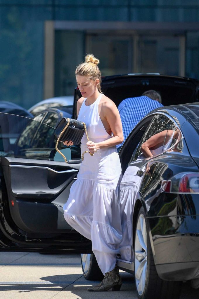 Amber Heard Stops by Her Agents Office in Beverly Hills-1