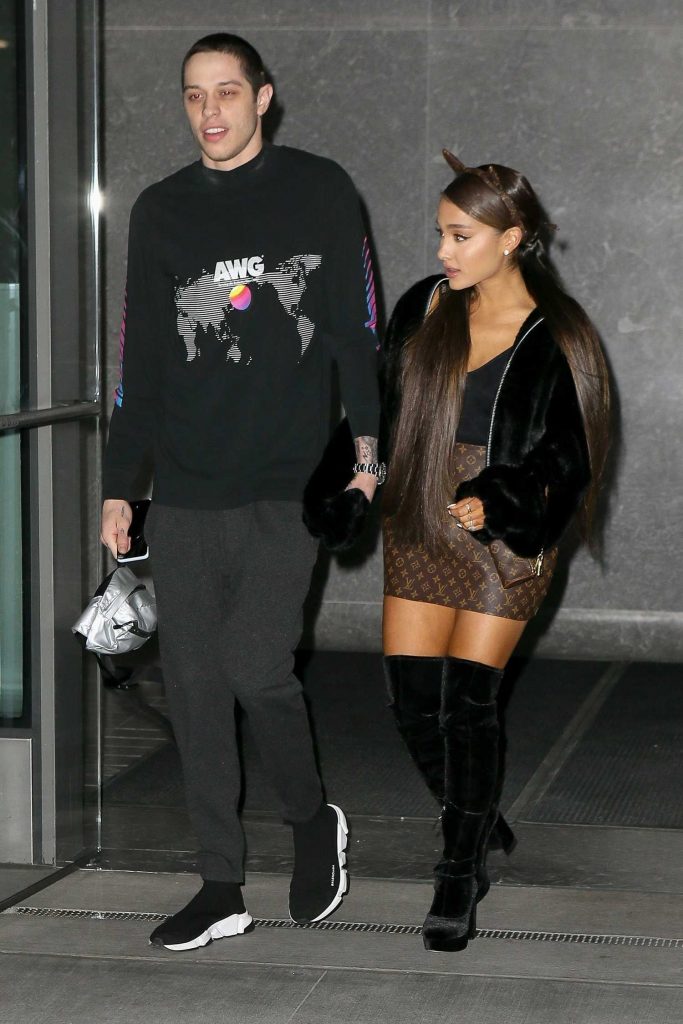 Ariana Grande Leaves Her Apartment in New York-1