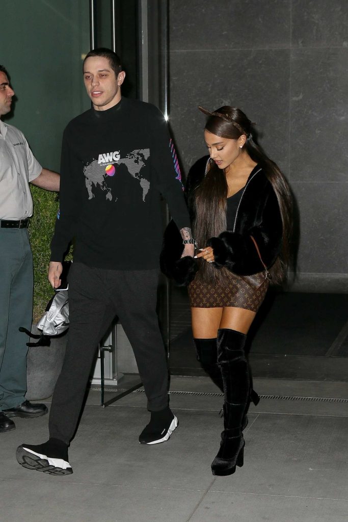 Ariana Grande Leaves Her Apartment in New York-2