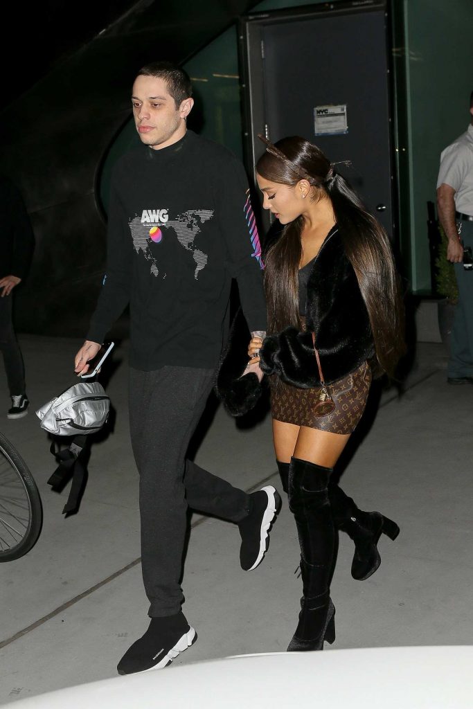 Ariana Grande Leaves Her Apartment in New York-3