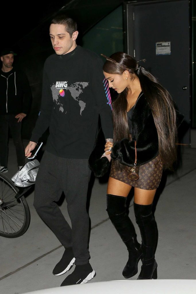 Ariana Grande Leaves Her Apartment in New York-4