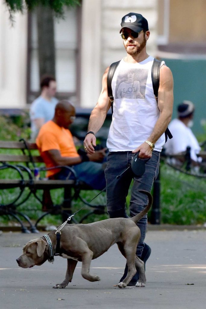 Justin Theroux Walks His Dog Out in New York-4