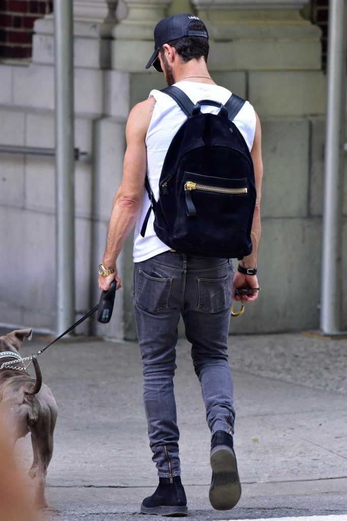Justin Theroux Walks His Dog Out in New York-5
