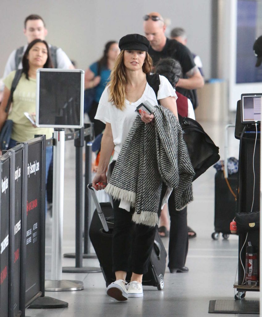Minka Kelly Was Spotted at Toronto Pearson International Airport in Toronto-3