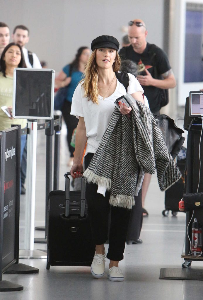 Minka Kelly Was Spotted at Toronto Pearson International Airport in Toronto-4