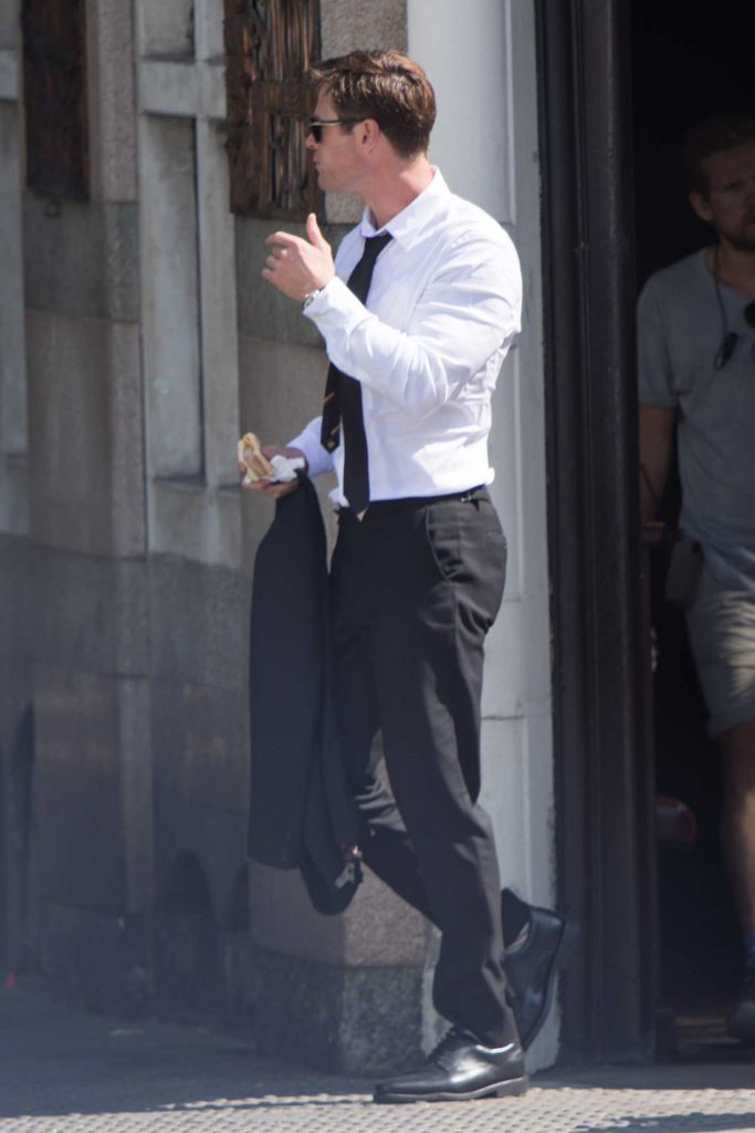 Chris Hemsworth on the Set of New Men in Black in London-3