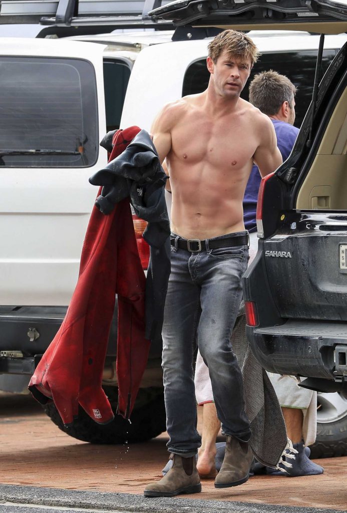 Chris Hemsworth Was Spotted Out in Byron Bay-4
