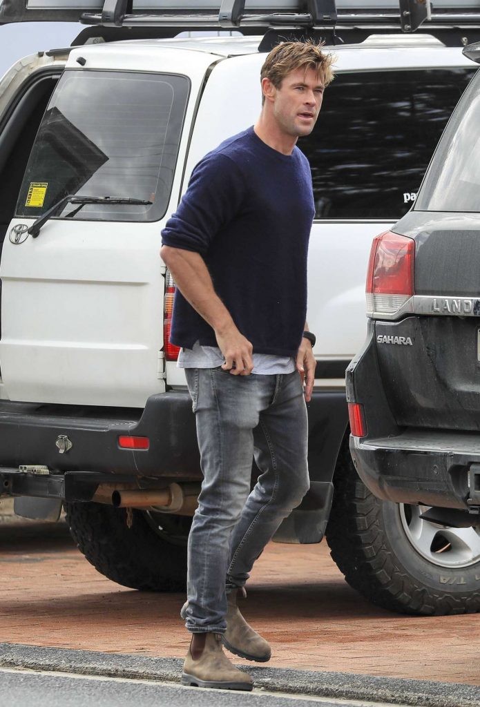 Chris Hemsworth Was Spotted Out in Byron Bay-5