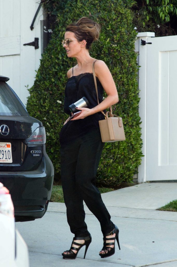 Kate Beckinsale Was Spotted Out in Los Angeles-5