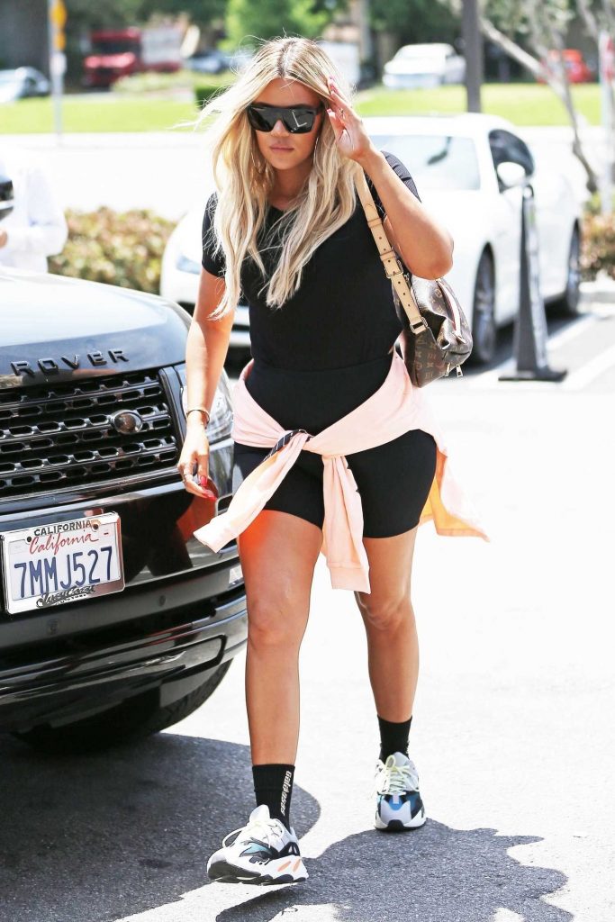 Khloe Kardashian Was Seen in Workout Clothes and Reebok Sneakers as She Leaves a Studio in Los Angeles-1