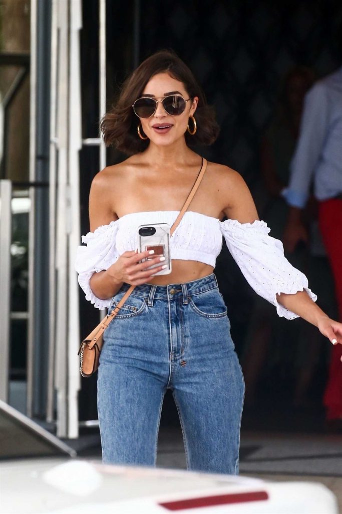 Olivia Culpo Was Seen in a White Top and Blue Jeans Out Miami-3
