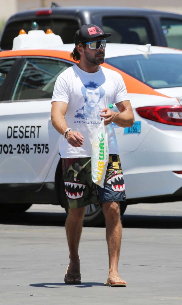 Zac Efron Grabs Some Food from Subway in Laughlin-2