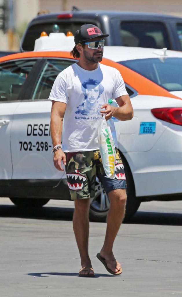 Zac Efron Grabs Some Food from Subway in Laughlin-3