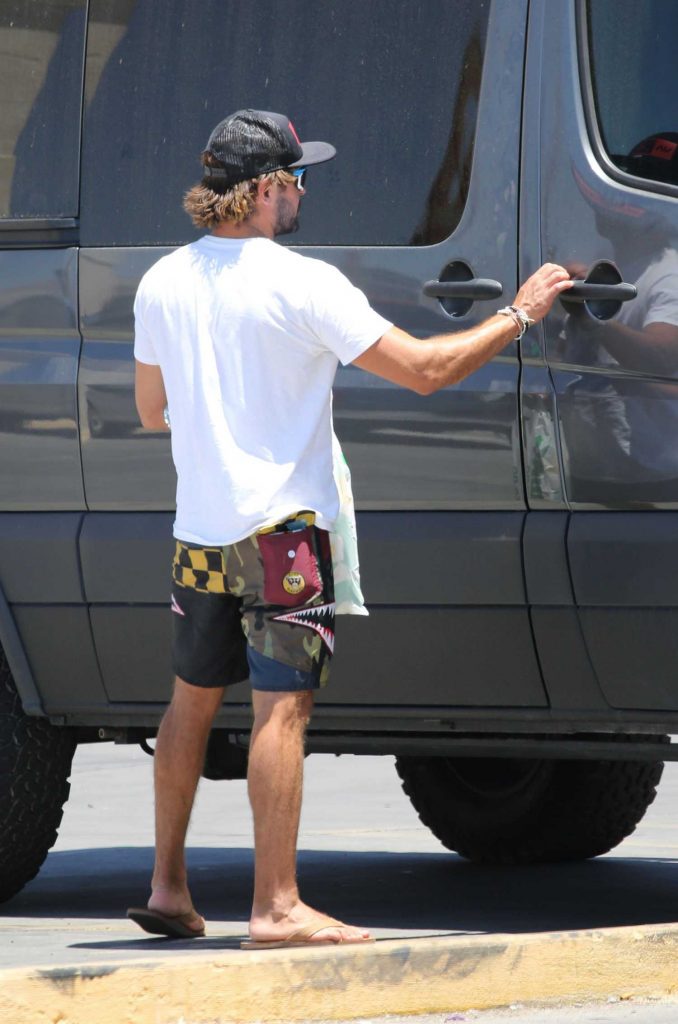 Zac Efron Grabs Some Food from Subway in Laughlin-5