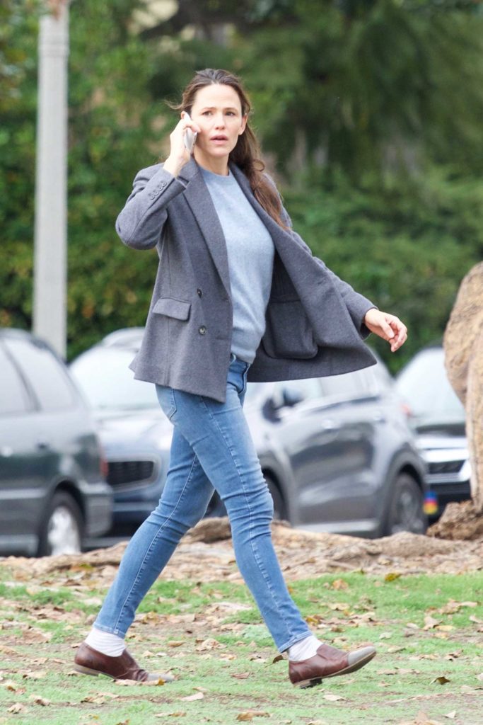 Jennifer Garner in a Gray Blazer