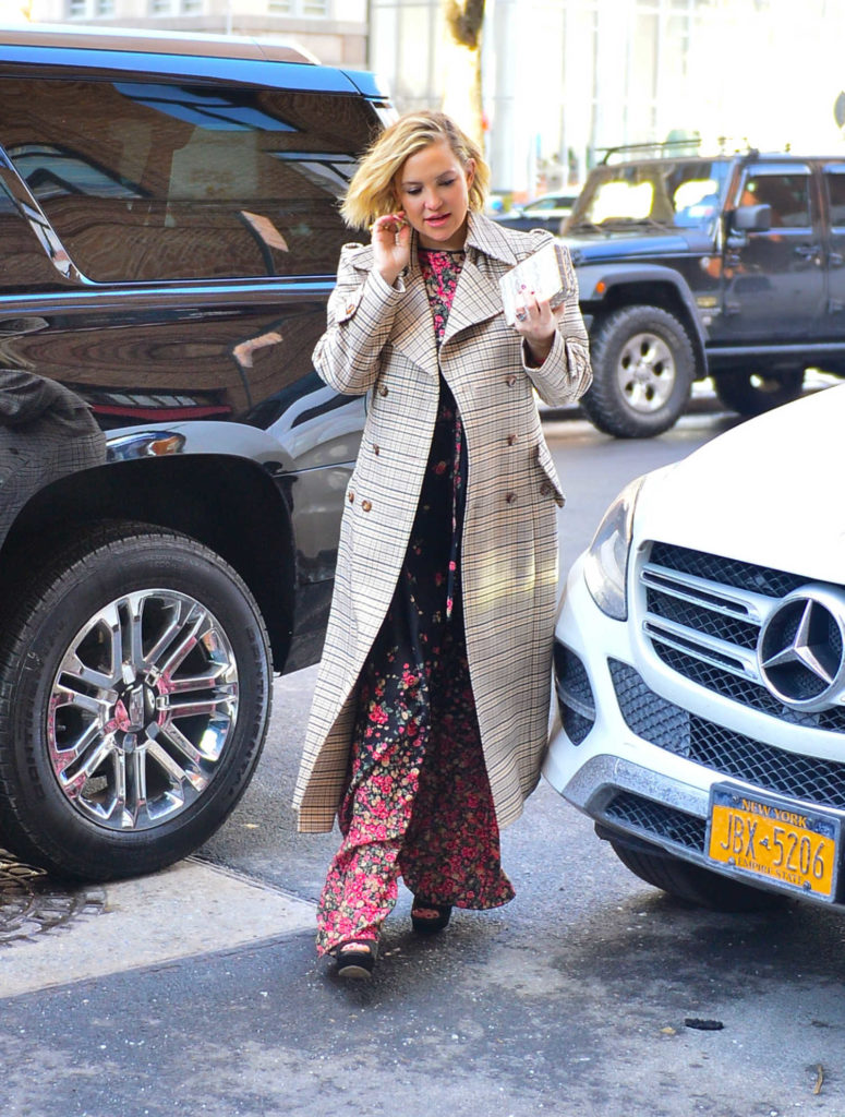 Kate Hudson in a Plaid Trench Coat