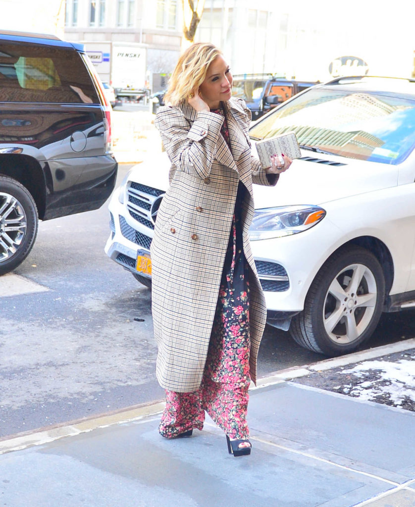 Kate Hudson in a Plaid Trench Coat