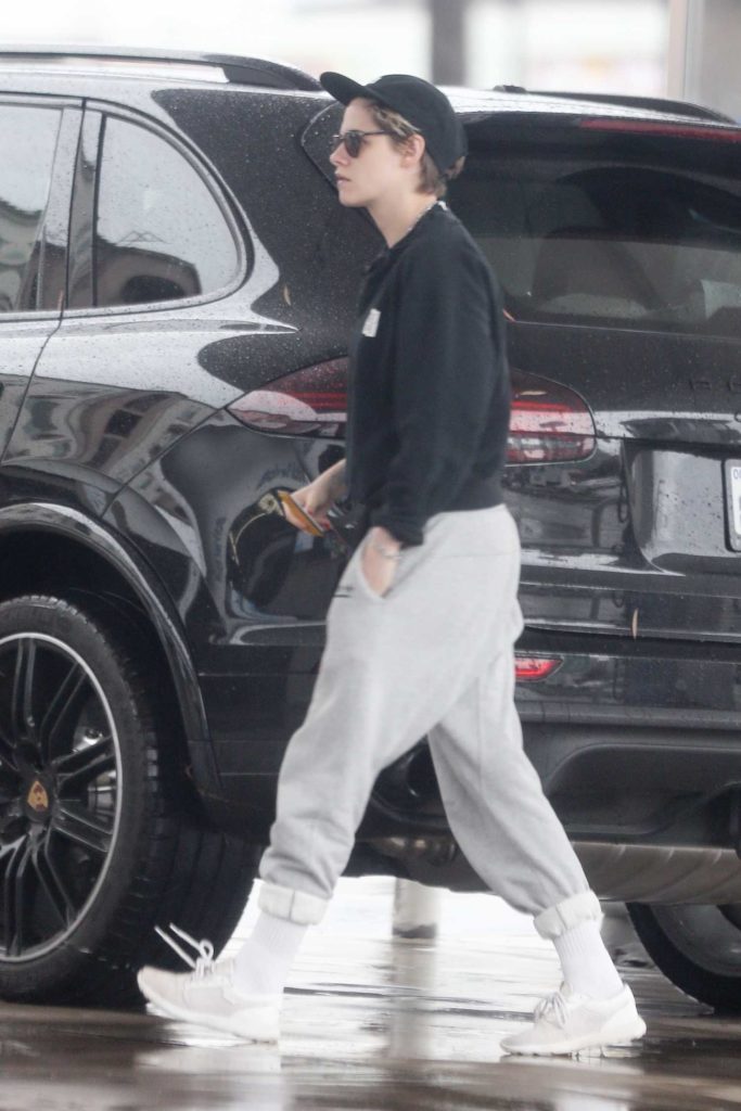 Kristen Stewart in a Gray Sweatpants