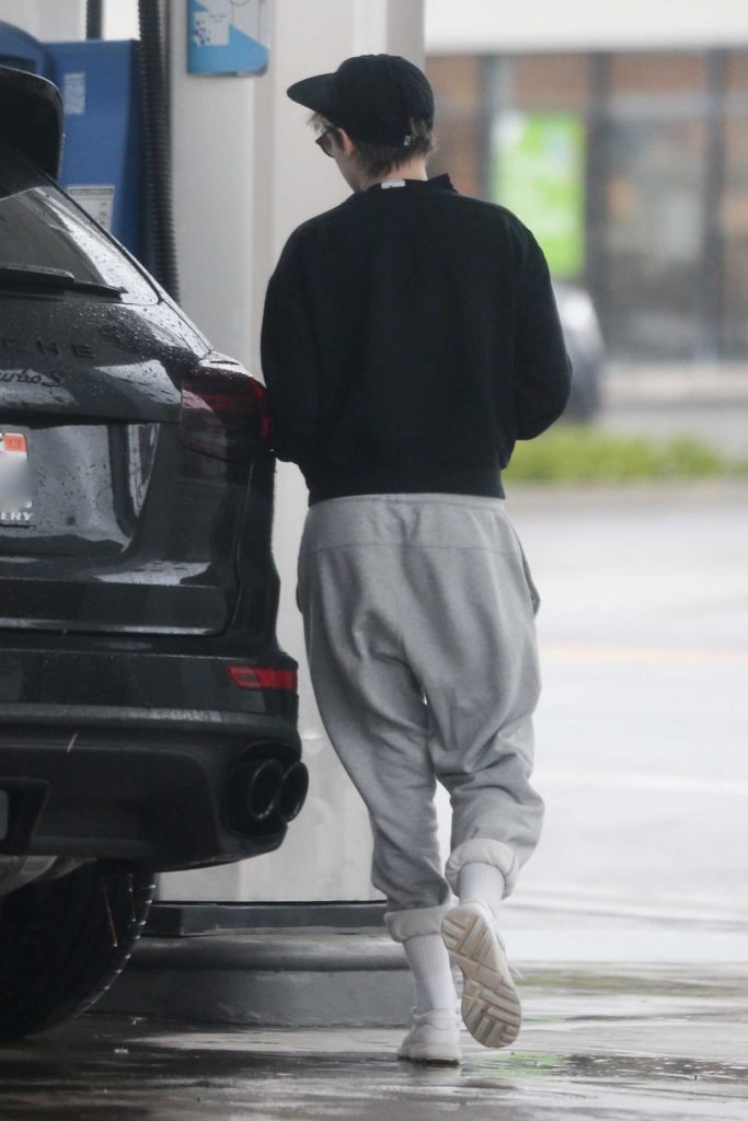 Kristen Stewart in a Gray Sweatpants