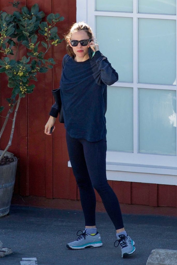 Jennifer Garner in a Gray Sneakers
