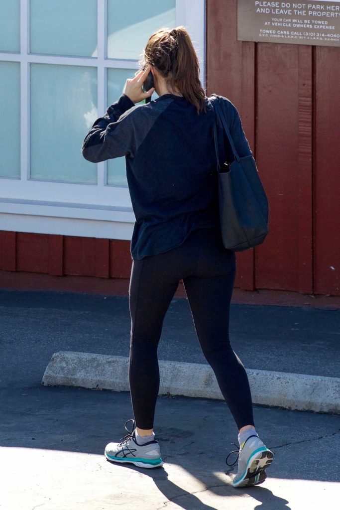 Jennifer Garner in a Gray Sneakers