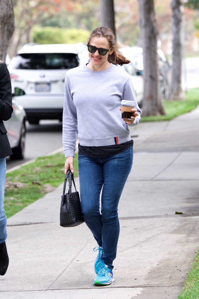 Jennifer Garner in a Gray Sweatshirt