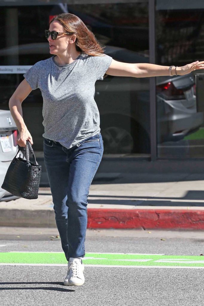 Jennifer Garner in a Gray T-Shirt