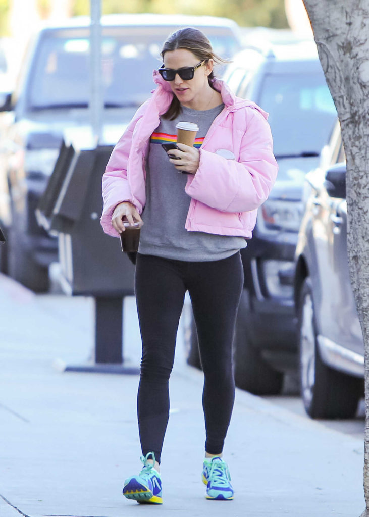 Jennifer Garner in a Short Pink Puffer Jacket