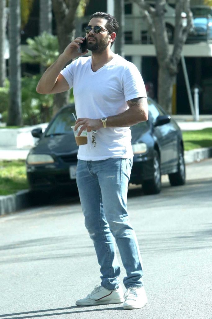 Jesse Metcalfe in a White T-Shirt