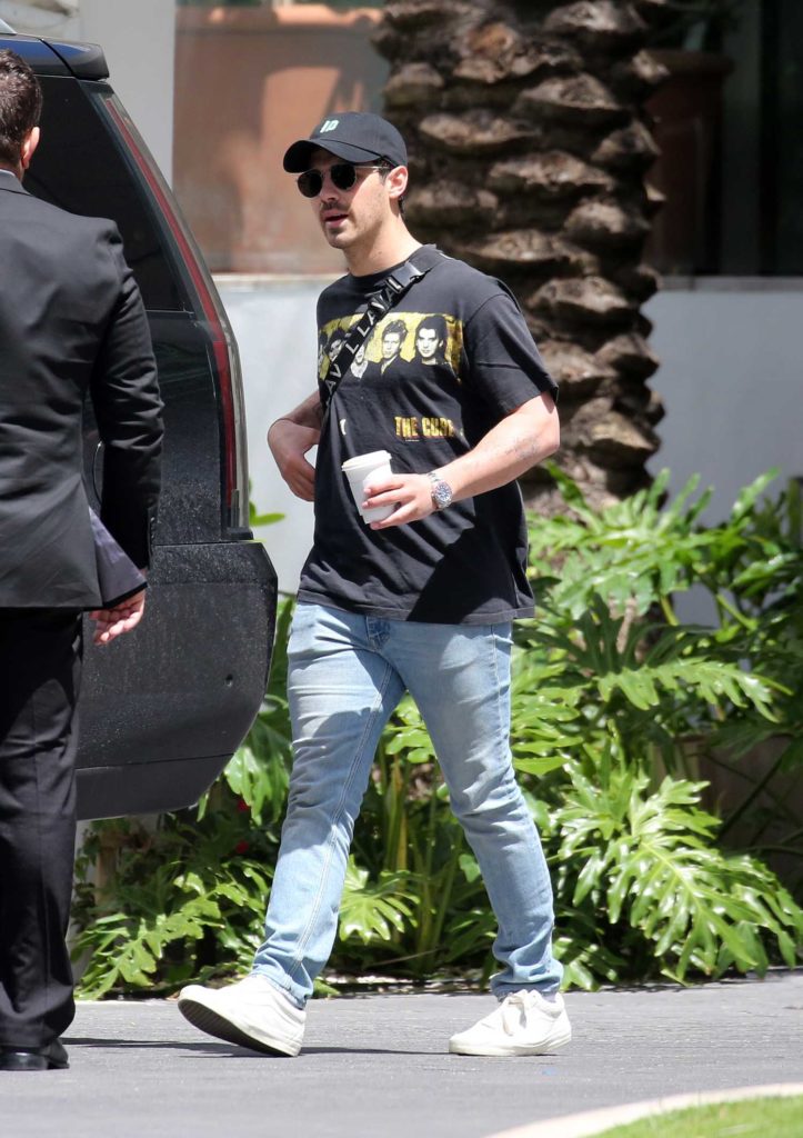 Joe Jonas in a Black Cap Leaves His Hotel in Miami – Celeb Donut