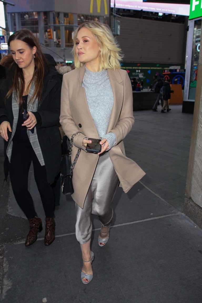 Kelli Berglund Leaves a Now Apocalypse Promo at MTV Studios in Times