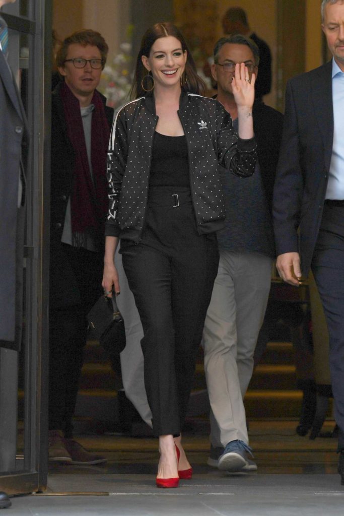 Anne Hathaway in a Black Pants