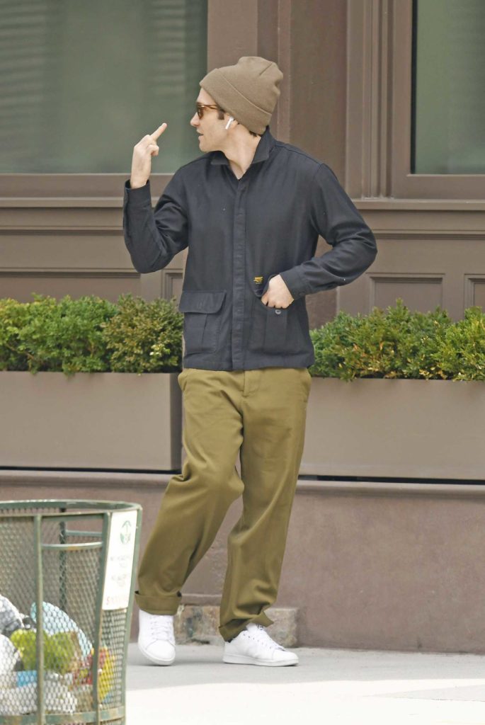 Jake Gyllenhaal in a Beige Carhartt Knit Hat