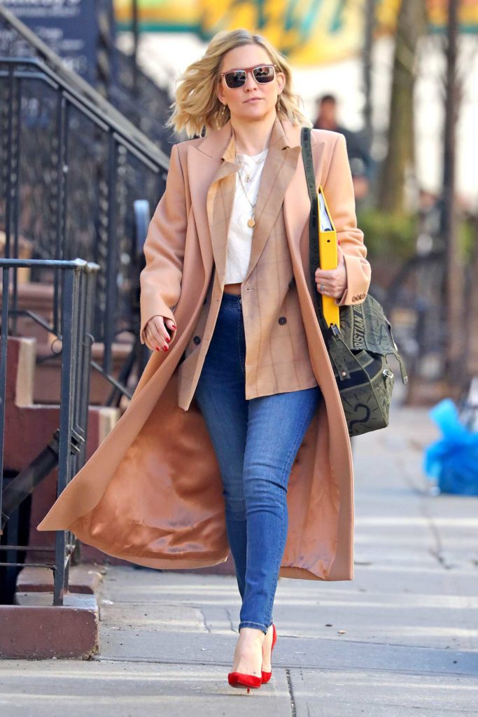 Kate Hudson in a Beige Coat