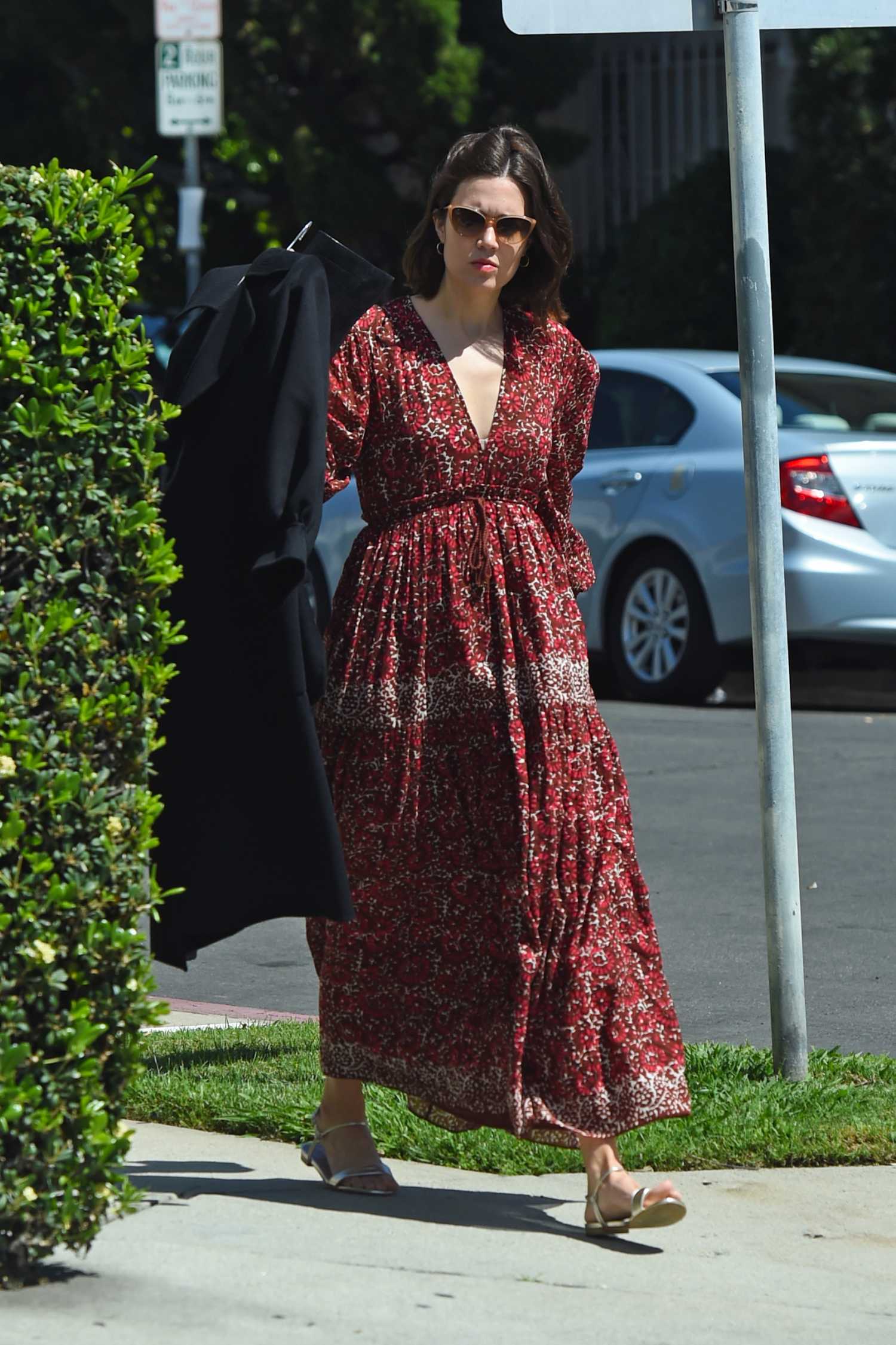 Mandy Moore Takes Clothes to the Tailor Shop in LA – Celeb Donut