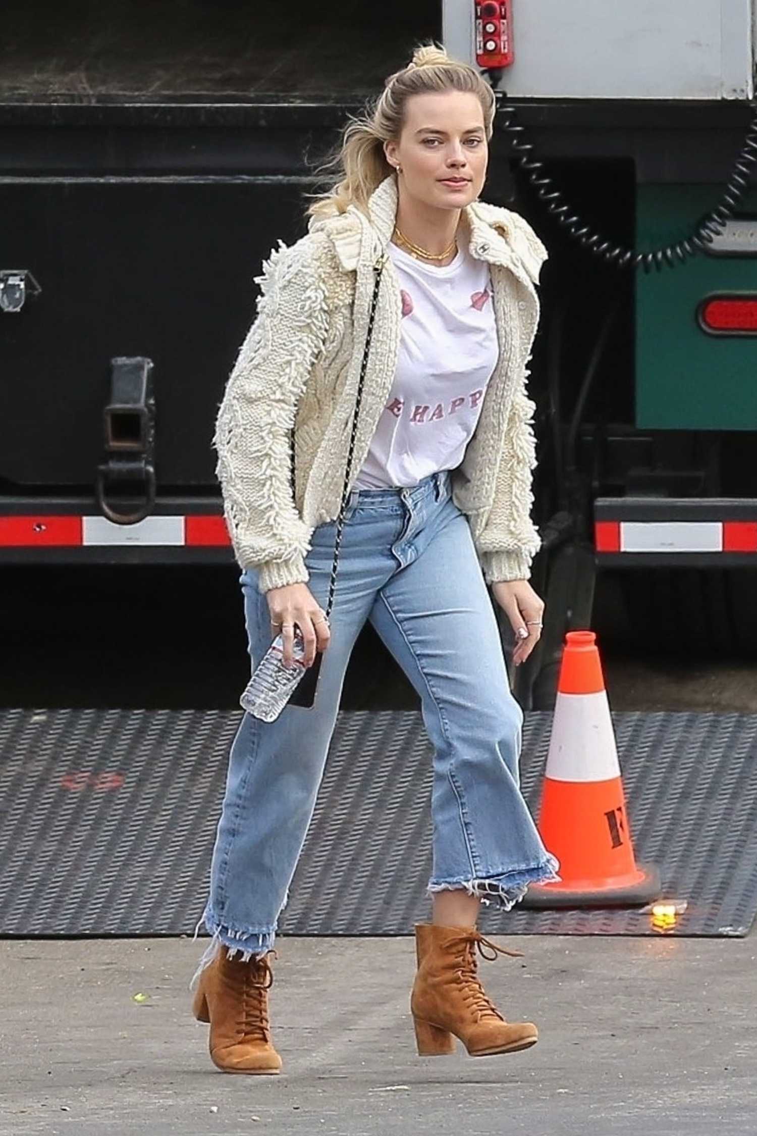 Margot Robbie in a Blue Jeans Arrives on the Set of Birds of Prey in LA ...