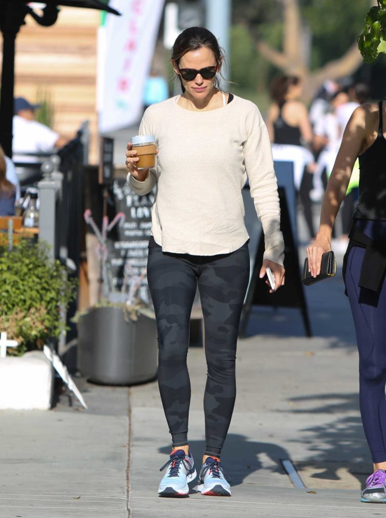 Jennifer Garner in a Beige Long Sleeves T-Shirt