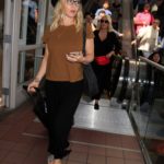 Jennie Garth in a Black Hat Arrives at LAX Airport in Los Angeles